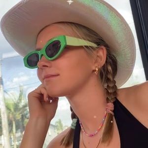 Meet your Posher, Cybella